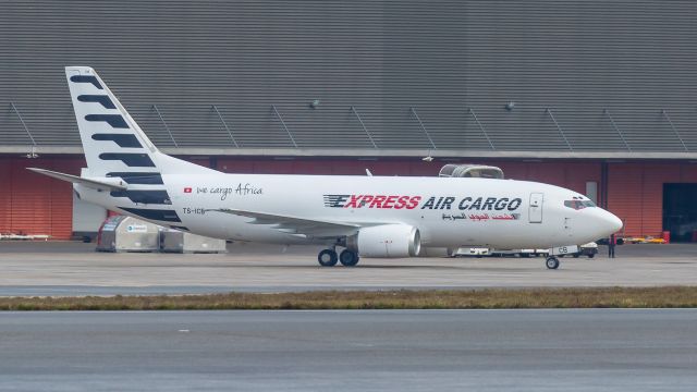 BOEING 737-300 (TS-ICB)