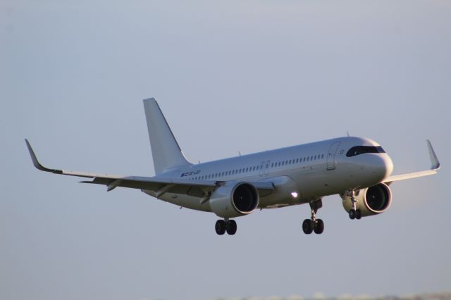 Airbus A320neo (OE-LZO) - A Plain white Austrian Airlines A320neo on final approach into LHR, Landing on runway 27R.br /br /Location: Northern Perimiter Road, Beside Runway 27R.br /Date: 20.12.22 (dd/mm/yy).