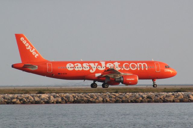 Airbus A320 (G-EZUI)