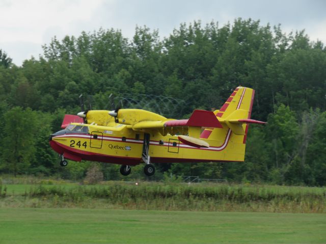 Canadair CL-415 SuperScooper (C-FQBF)