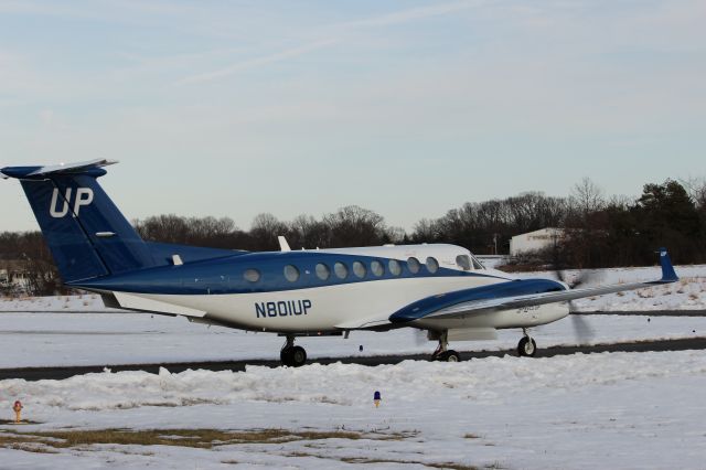 Beechcraft Super King Air 350 (N801UP) - Taxing off Runway 6