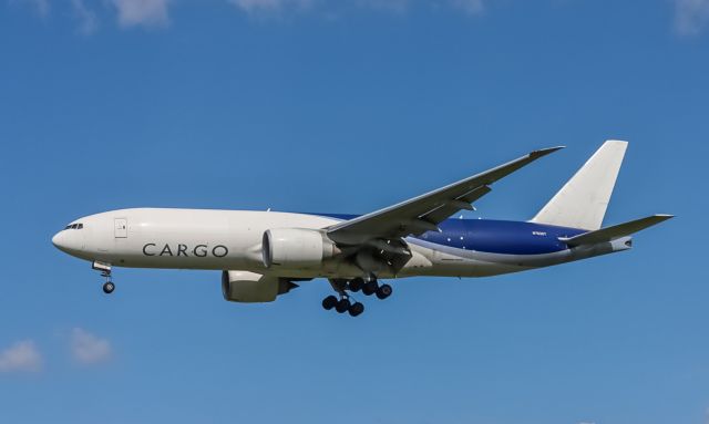 Boeing 777-200 (N702GT) - on aproach runway 36 right