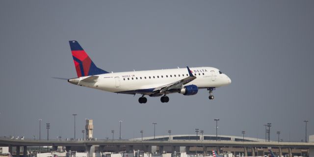 Embraer 175 (N621CZ)