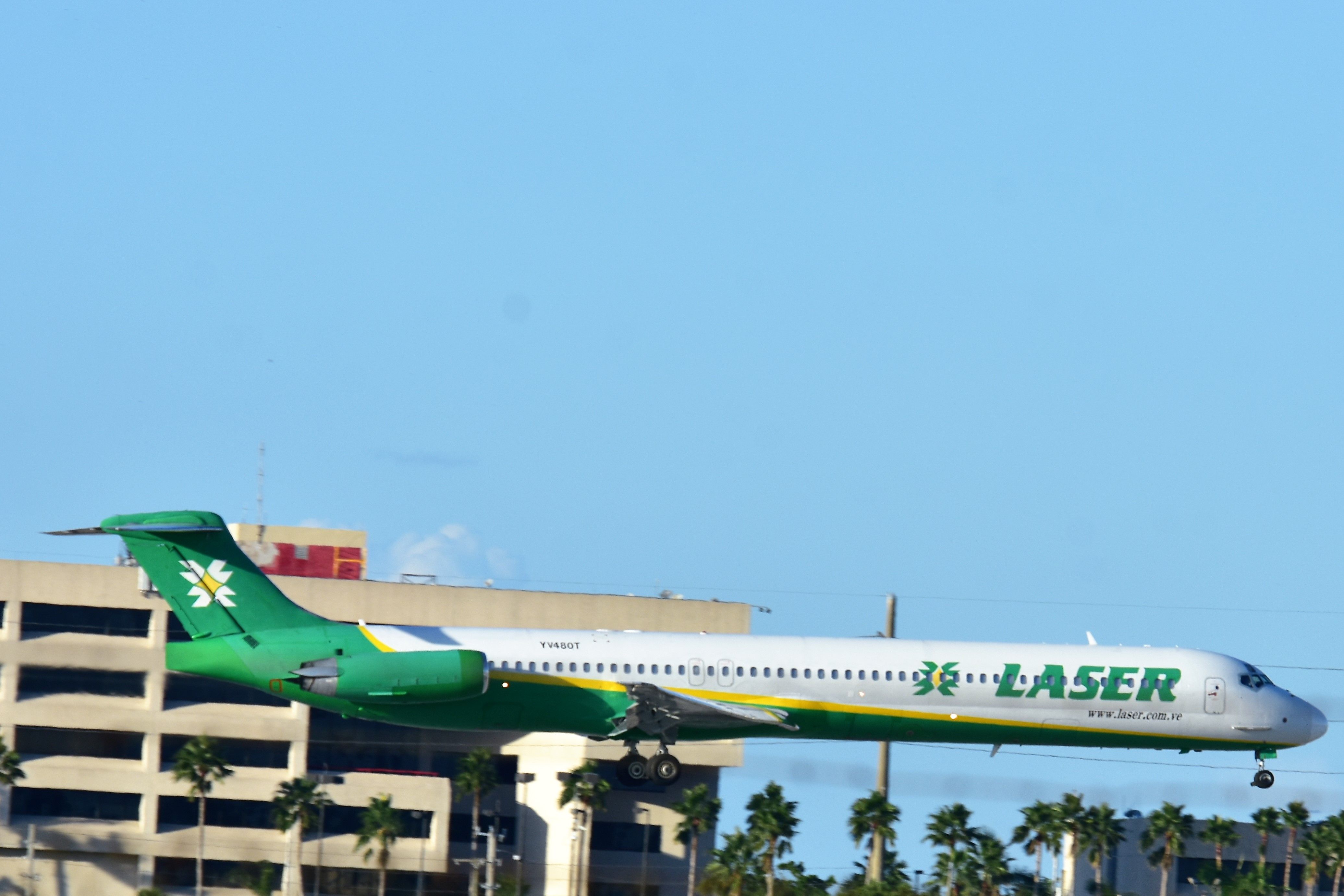 McDonnell Douglas MD-81 (YV-480T)