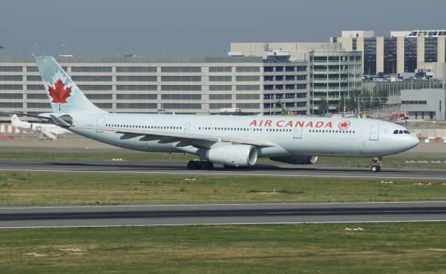 Airbus A330-300 (C-GHKR)