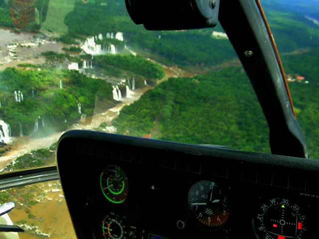 MD HELICOPTERS MD-600N (PR-HLS) - FLYING IN FOZ DO IGAÇÚ-PR, BRAZIL