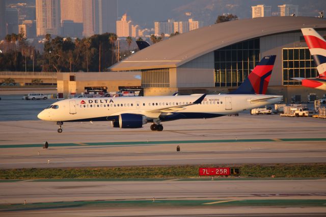 Airbus A220-300 (N312DU)