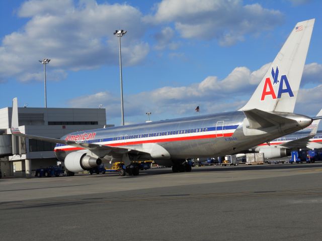 BOEING 767-300 (N354AA)