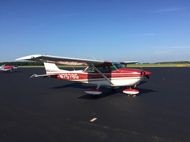 Cessna Skyhawk (N7578G) - Refueling Stop