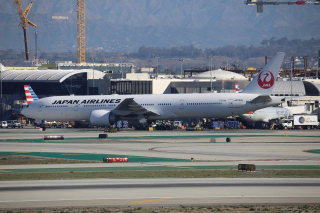 BOEING 777-300ER (JA743J)