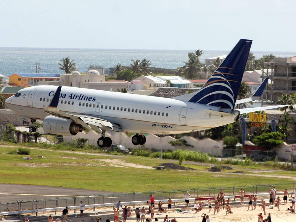 Boeing 737-700 (HP-1521CMP)