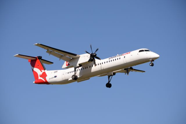 de Havilland Dash 8-400 (VH-QOM)