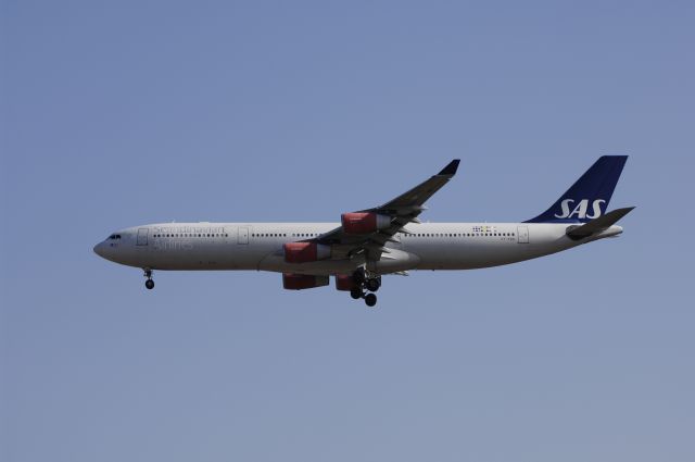 Airbus A340-300 (OY-KBD) - Final Approach to NRT Airport Runway 34L on 2011/12/29