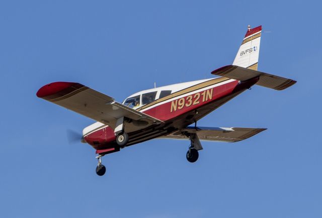 Piper Cherokee Arrow (N9321N)