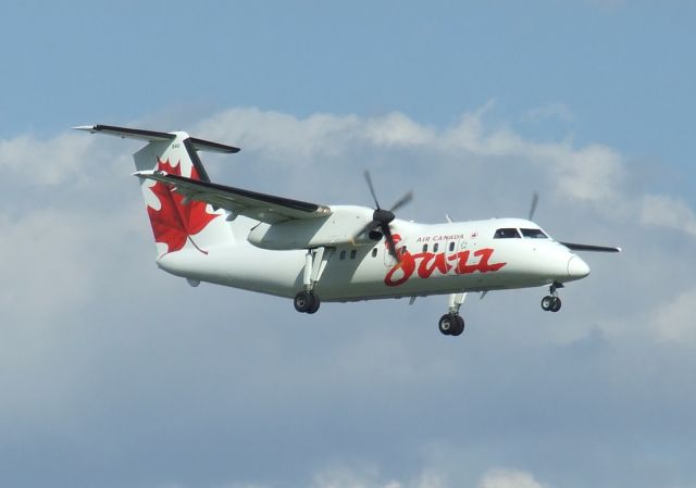 de Havilland Dash 8-400 (C-GOND)