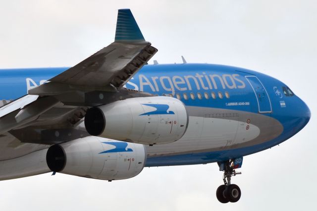 Airbus A340-300 (LV-CSD)