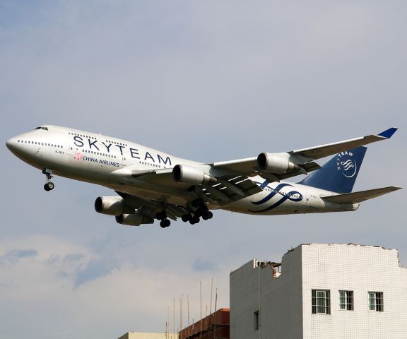 Boeing 747-400 (B-18211)