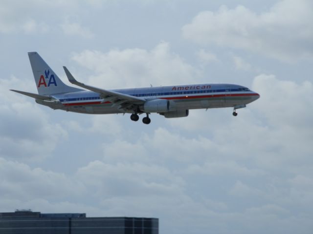 Boeing 737-800 (N827NN)