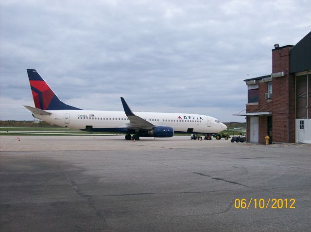 Boeing 737-800 (N392DA) - waiting to take the University of Michigan football team home after playing Purdue University Saturday 6 Oct 2012   a rel=nofollow href=http://flightaware.com/live/flight/DAL8914/history/20121006/2140Z/KCVG/KLAFhttp://flightaware.com/live/flight/DAL8914/history/20121006/2140Z/KCVG/KLAF/a