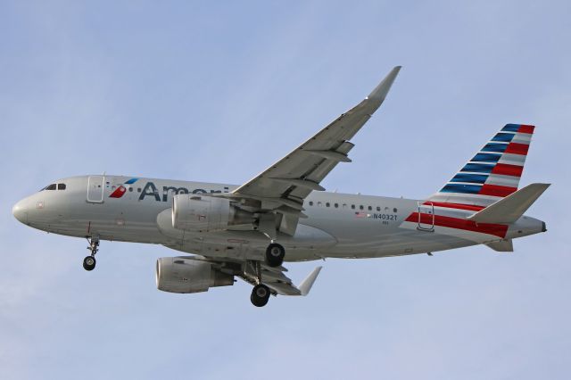 Airbus A319 (N4302T) - An American Airlines A319-115, N4302T, c/n 6644 on final for RWY 24R. AAL1426 was seen arriving from Dallas-Fort Worth Intl (KDFW) on 17 Nov 2017.