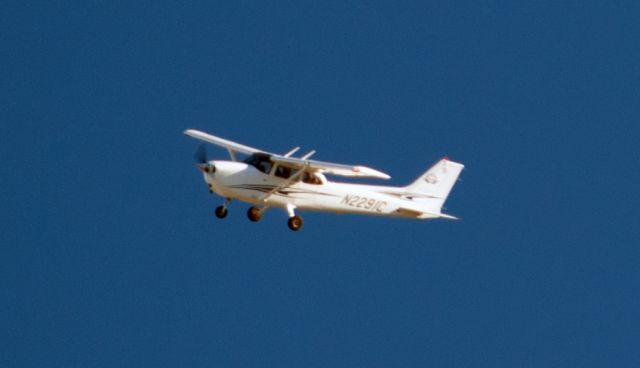 Cessna Skyhawk (N2291C) - Another aircraft on cross wind for left 27 traffic at Carson City