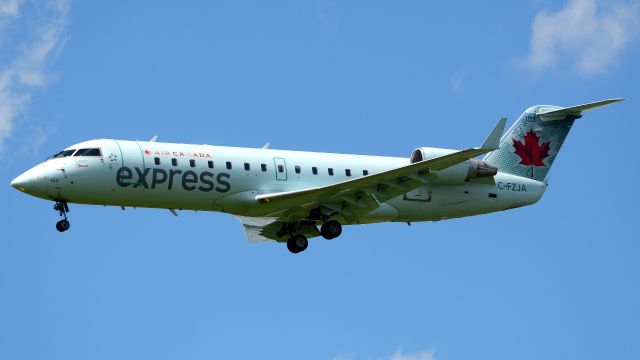 Canadair Regional Jet CRJ-200 (C-FZJA)