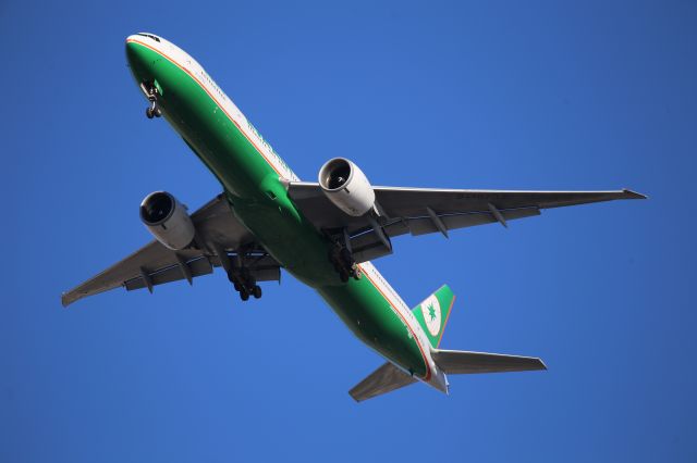 BOEING 777-300ER (B-16702)