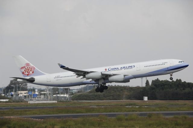 Airbus A340-300 (B-18805) - Landing at NRT Airport Runway 16L on 2011/10/10