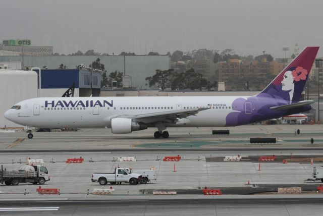 BOEING 767-300 (N583HA)