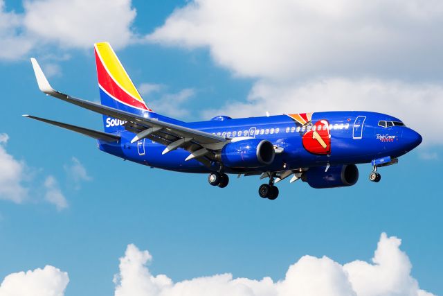 Boeing 737-700 (N409WN) - Southwest Triple Crown, B737-7H4, N409WN on final 13R over Bachman Lake