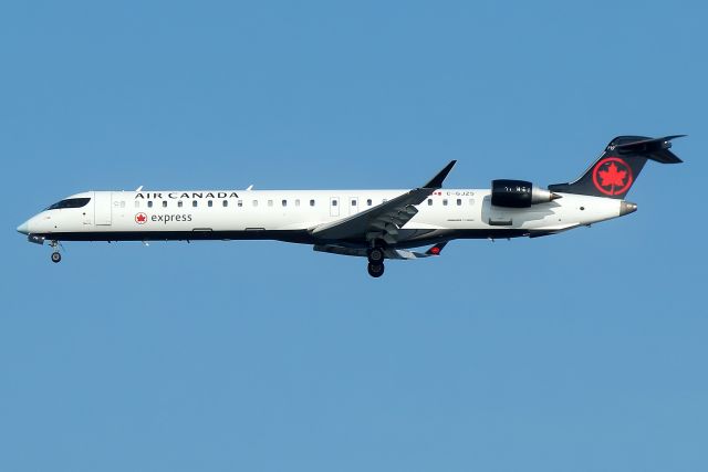 Canadair Regional Jet CRJ-700 (C-GJZS) - Jazz Air  8462 arriving from Montreal