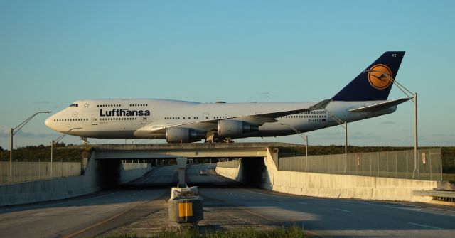 Boeing 747-400 (D-ABVZ) - 10/15/22 taxiing on Juliet 