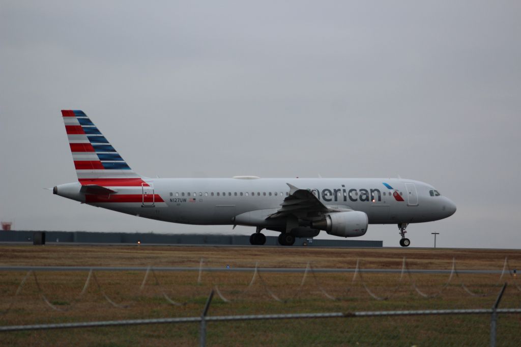Airbus A320 (N127UW)
