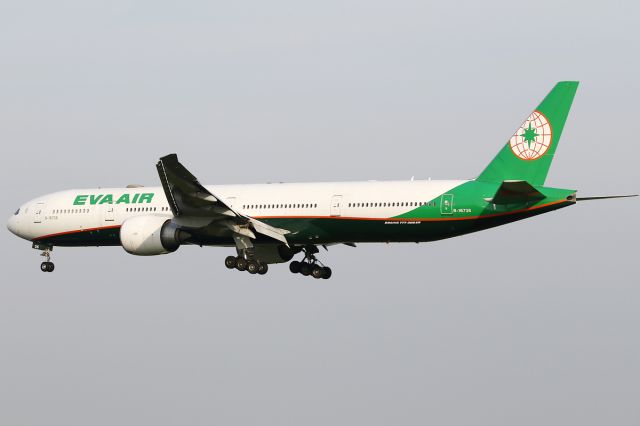 BOEING 777-300 (B-16736)