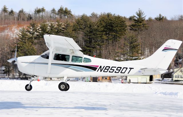 Cessna Skylane (N8590T) - Alton Bay NH 02/13/21 Ice runway !