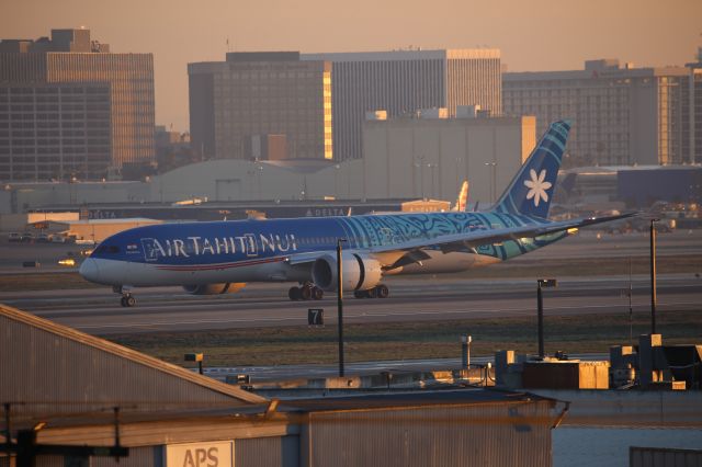 Boeing 787-9 Dreamliner (F-OMUA)