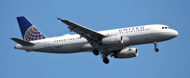 Airbus A320 (N466UA) - A minute till landing, spring 2019.