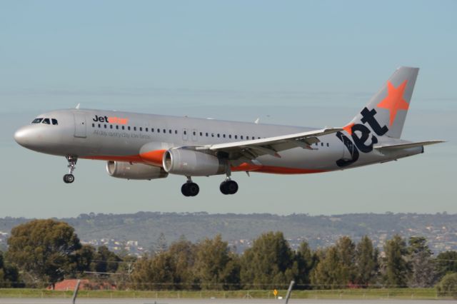 Airbus A320 (VH-VQP) - About to put down on runway 05. Tuesday 22nd July 2014.