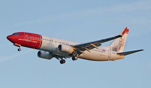 Boeing 737-800 (LN-NGM) - final approach in the late evening to EDDL/ DUS RWY 02R