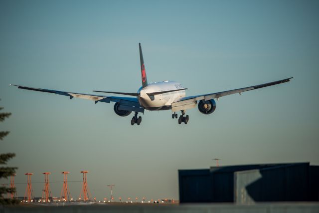 BOEING 777-200LR (C-FNNH)