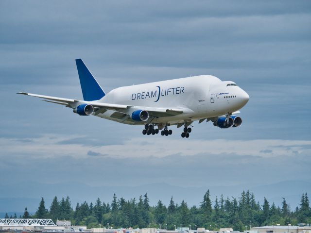 Boeing 747-400 (N718BA) - Landing at Snohomish County's Paine Field Airport, Everett, WA.