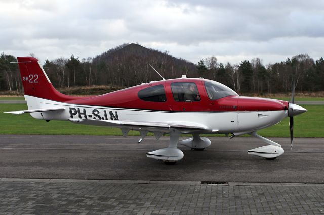 Cirrus SR-22 (PH-SJN) - With some mudd on its feet.