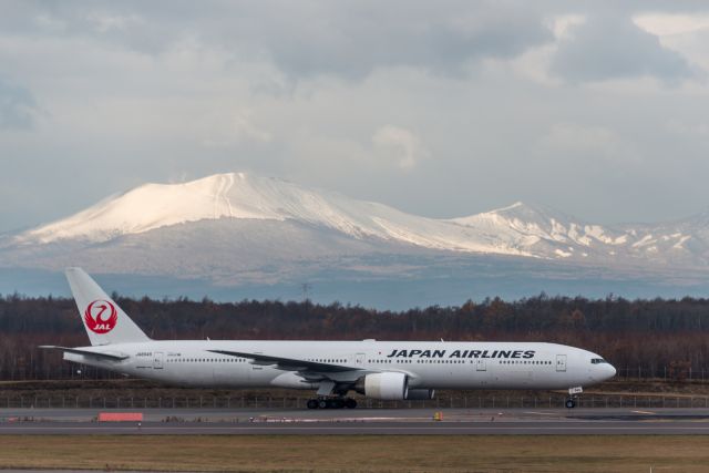 BOEING 777-300 (JA8945)