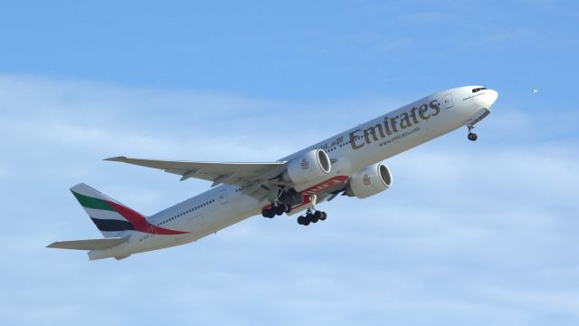 Boeing 777-200 (A6-EPA)