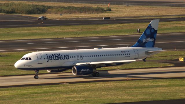 Airbus A320 (N570JB) - An A320 for jetBlue taxiing prior to departure on Runway 28L.