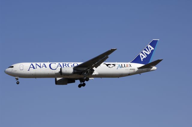 BOEING 767-300 (JA8264) - Final Approach to NRT Airport Runway 34L on 2011/12/31