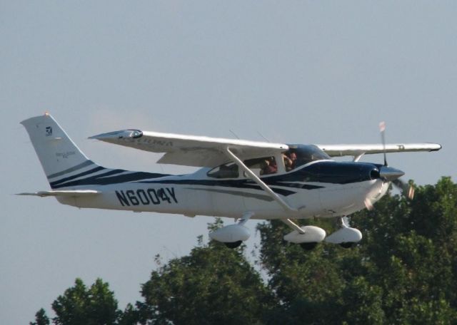 Cessna Skylane (N6004Y) - Landing on 14 at Downtown Shreveport.