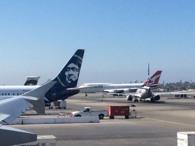 Boeing 747-400 — - A few aircraft around 9:30 AM at LAX