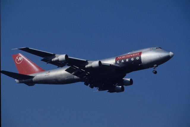 Boeing 747-200 (N639US) - Final Approach to Narita Intl Airport Rwy34L on 1996/05/04