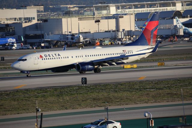 Boeing 737-800 (N3753)